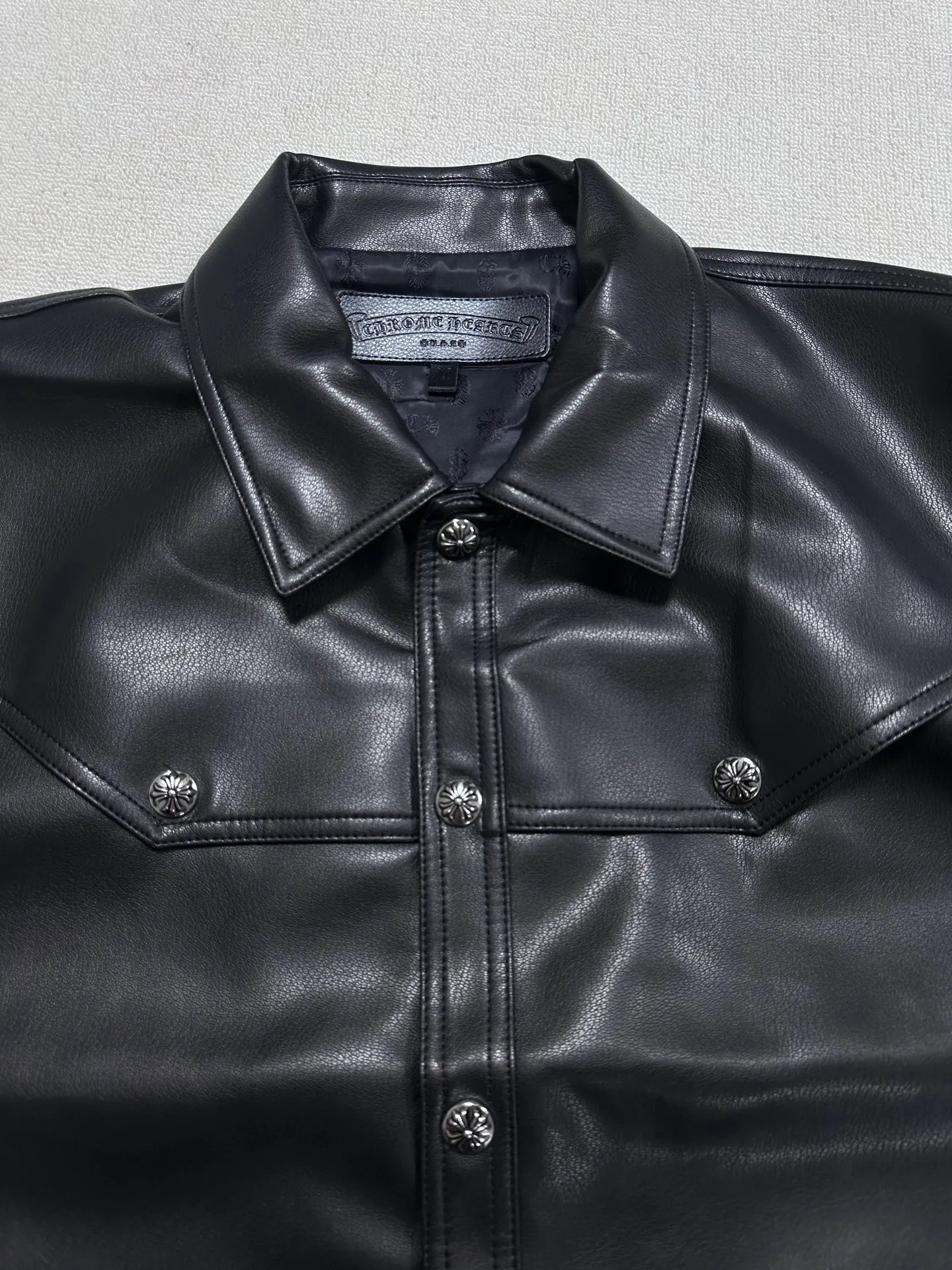 P800 💰 Chrome Heart*/Chrome Heart 24SS CH double-sleeved flame vine embroidered leather jacket. Originally purchased for 84,300, the fabric is custom-woven using black pebbled composite two-layer sheepskin material, custom-made silk jacquard logo lining, embroidery is processed using TAJIMA machine, appliqué embroidery technology, back imported template machine shape, customized genuine leather trademark, customized genuine leather size, customized 5.8cm metal logo mark, customized 18mm four-button buckle, customized 18mm two-button button, a full set of three-label accessories, exclusively produced.  Size：S/M/L